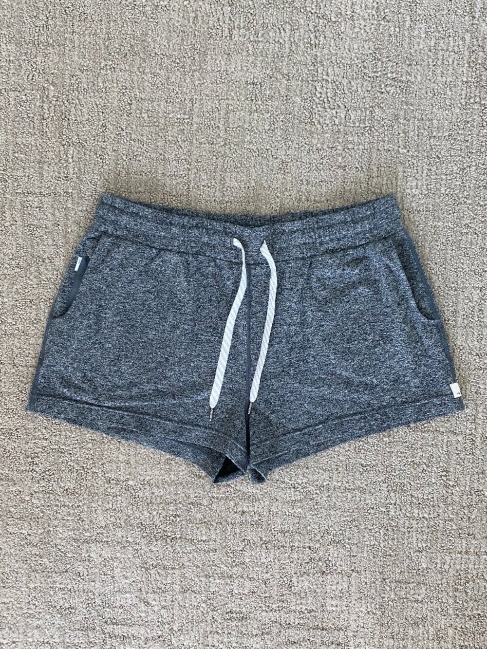 Vuori Halo Performance Shorts Womens Medium Heather DreamKnit Grey Black